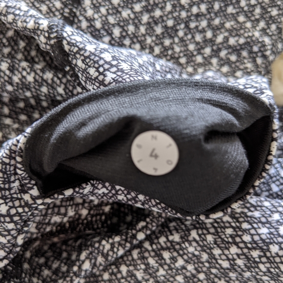 Lululemon cropped leggings size 4 - Picture 4 of 4